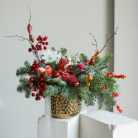 Композиция с красно-оранжевым декором в золотом кашпо