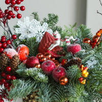 Композиция с красно-оранжевым декором в золотом кашпо