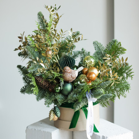 Композиция с оливково-изумрудным декором и воробушком