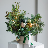 Композиция с оливково-изумрудным декором и воробушком