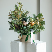 Композиция с оливково-изумрудным декором и воробушком