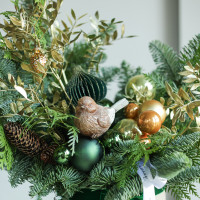 Композиция с оливково-изумрудным декором и воробушком