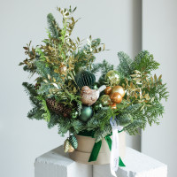 Композиция с оливково-изумрудным декором и воробушком