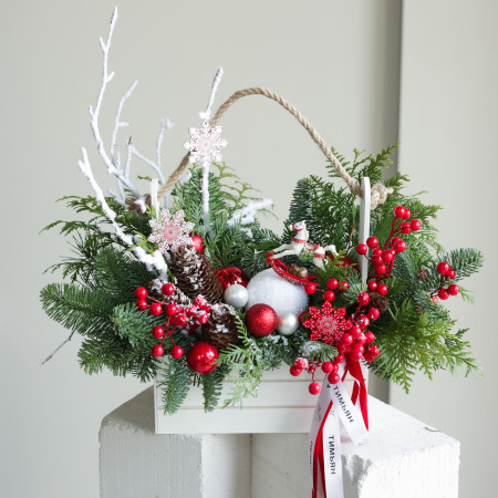 Композиция в деревянном ящичке с бело-красным декором