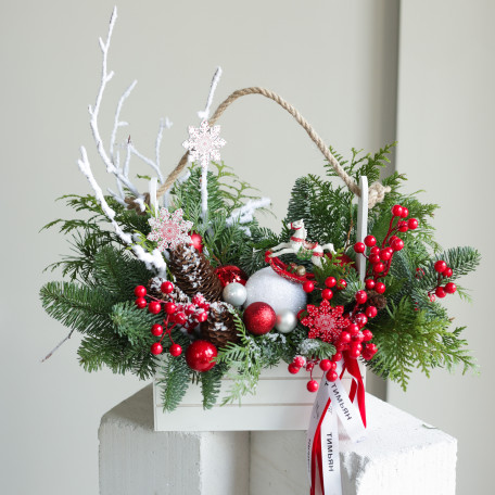 Композиция в деревянном ящичке с бело-красным декором