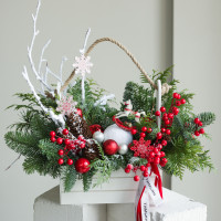 Композиция в деревянном ящичке с бело-красным декором