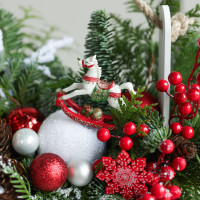 Композиция в деревянном ящичке с бело-красным декором