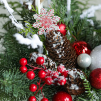 Композиция в деревянном ящичке с бело-красным декором