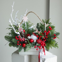 Композиция в деревянном ящичке с бело-красным декором