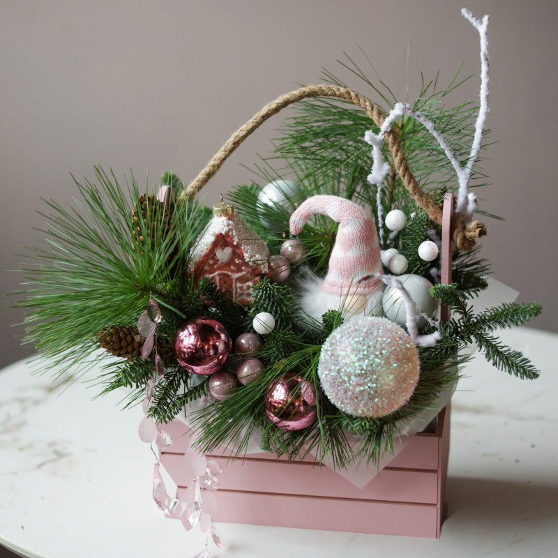 Композиция в нежной розовой гамме с гномом и сахарным домиком