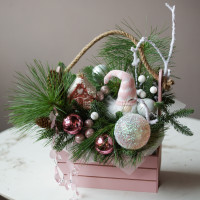 Композиция в нежной розовой гамме с гномом и сахарным домиком