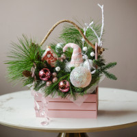 Композиция в нежной розовой гамме с гномом и сахарным домиком