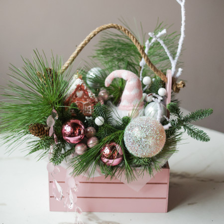 Композиция в нежной розовой гамме с гномом и сахарным домиком