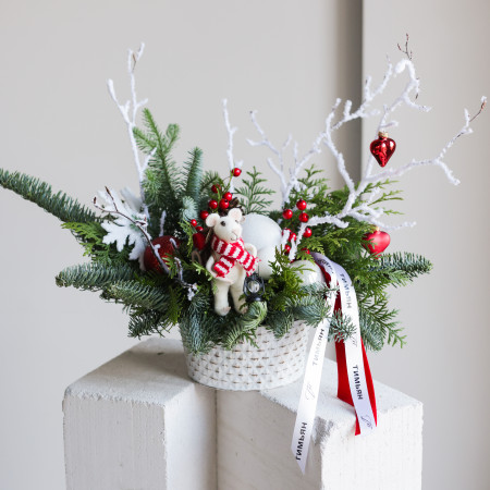 Композиция из живой хвои с валяной белой мышью