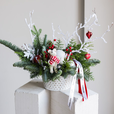 Композиция из живой хвои с валяной белой мышью