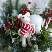 Композиция из живой хвои с валяной белой мышью