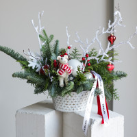 Композиция из живой хвои с валяной белой мышью