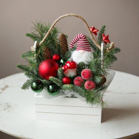 Композиция с гномом в деревянном ящичке