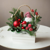 Композиция с гномом в деревянном ящичке