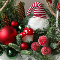 Композиция с гномом в деревянном ящичке