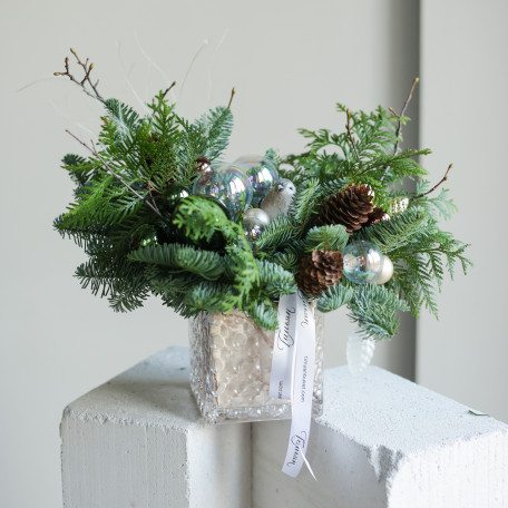 Композиция с прозрачными шариками и воробушком