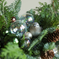 Композиция с прозрачными шариками и воробушком