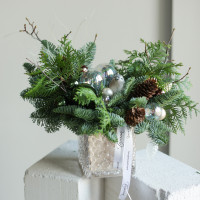 Композиция с прозрачными шариками и воробушком