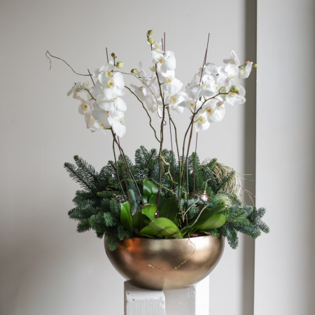 Орхидеи с натуральной хвоей в металлическом кашпо