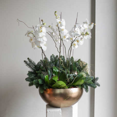 Орхидеи с натуральной хвоей в металлическом кашпо