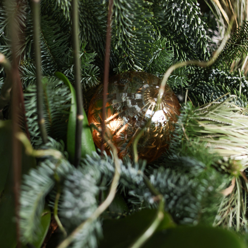 Орхидеи с натуральной хвоей в металлическом кашпо