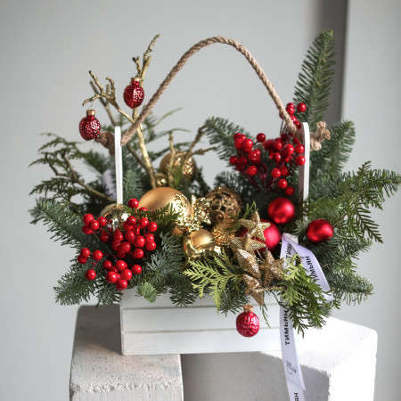 Новогодняя композиция из живой хвои с красно-золотым декором и оленем