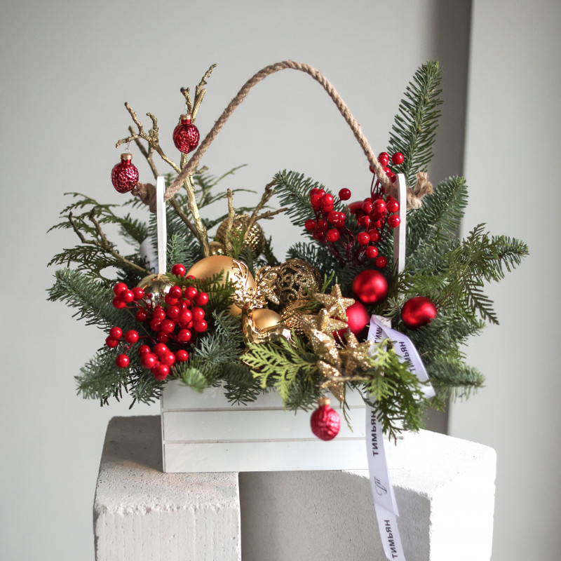 Новогодняя композиция из живой хвои с красно-золотым декором и оленем