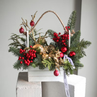 Новогодняя композиция из живой хвои с красно-золотым декором и оленем