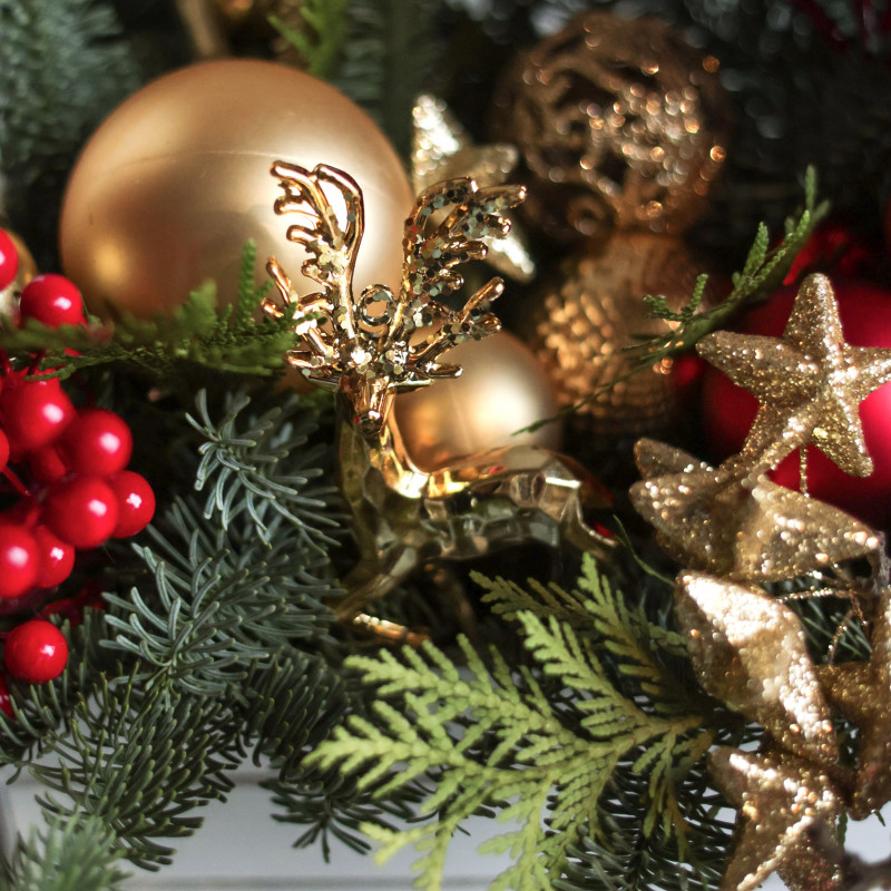Новогодняя композиция из живой хвои с красно-золотым декором и оленем
