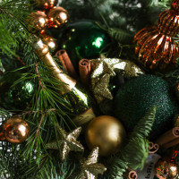 Стильная композиция из настоящей живой хвои с шампанским