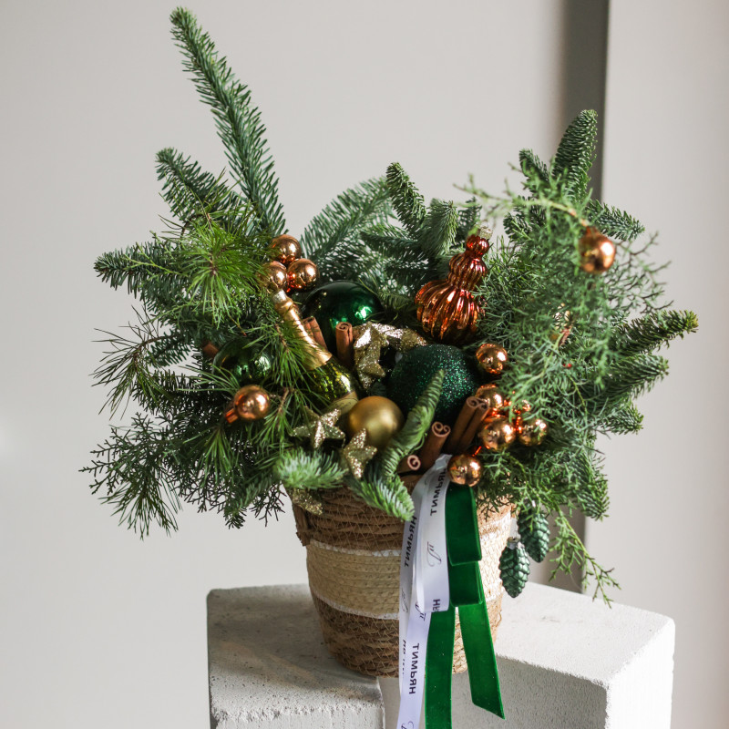 Стильная композиция из настоящей живой хвои с шампанским