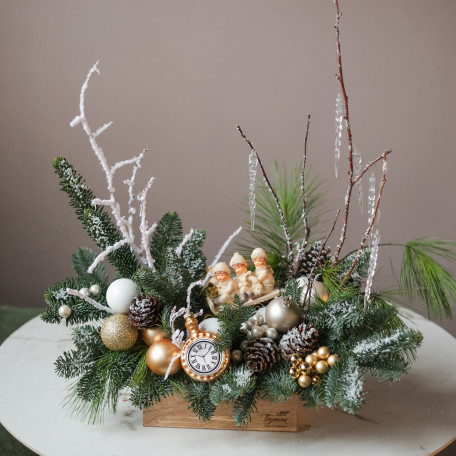 Композиция из живой хвои с шишками, сосульками и детками