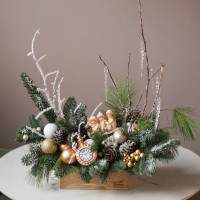 Композиция из живой хвои с шишками, сосульками и детками