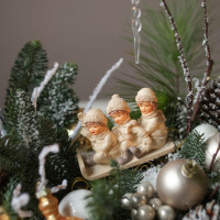 Композиция из живой хвои с шишками, сосульками и детками