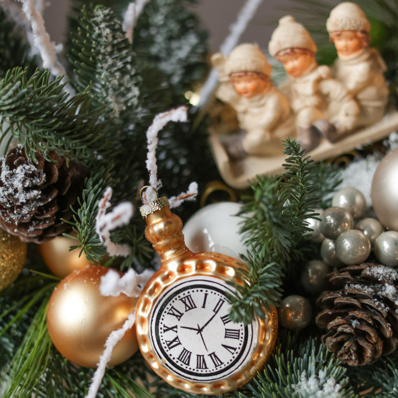 Композиция из живой хвои с шишками, сосульками и детками