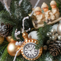 Композиция из живой хвои с шишками, сосульками и детками