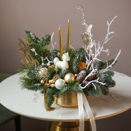 Композиция в золотом кашпо с керамической лошадкой и свечами