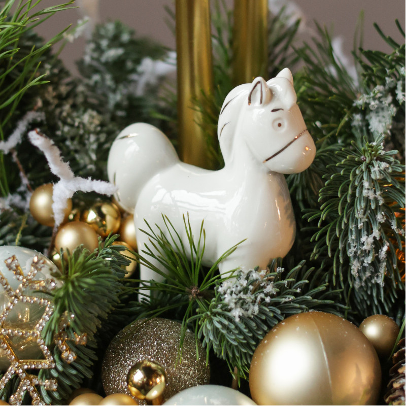 Композиция в золотом кашпо с керамической лошадкой и свечами