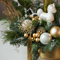 Композиция в золотом кашпо с керамической лошадкой и свечами