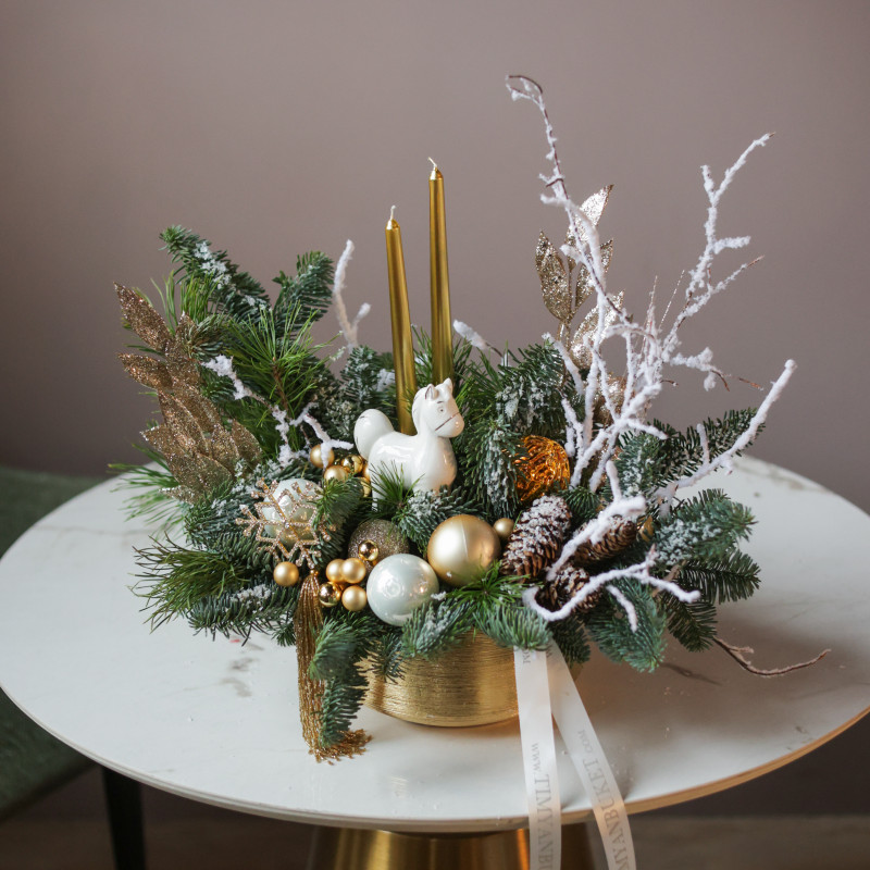 Композиция в золотом кашпо с керамической лошадкой и свечами