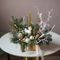 Композиция в золотом кашпо с керамической лошадкой и свечами