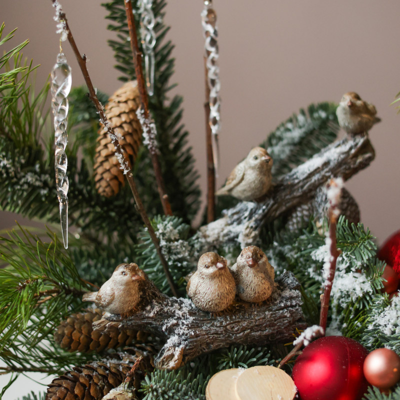 Композиция в ящичке с воробушками, шишками и красным декором