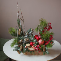 Композиция в ящичке с воробушками, шишками и красным декором