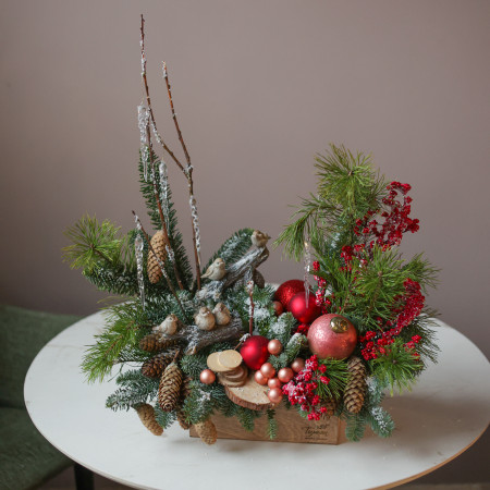 Композиция в ящичке с воробушками, шишками и красным декором