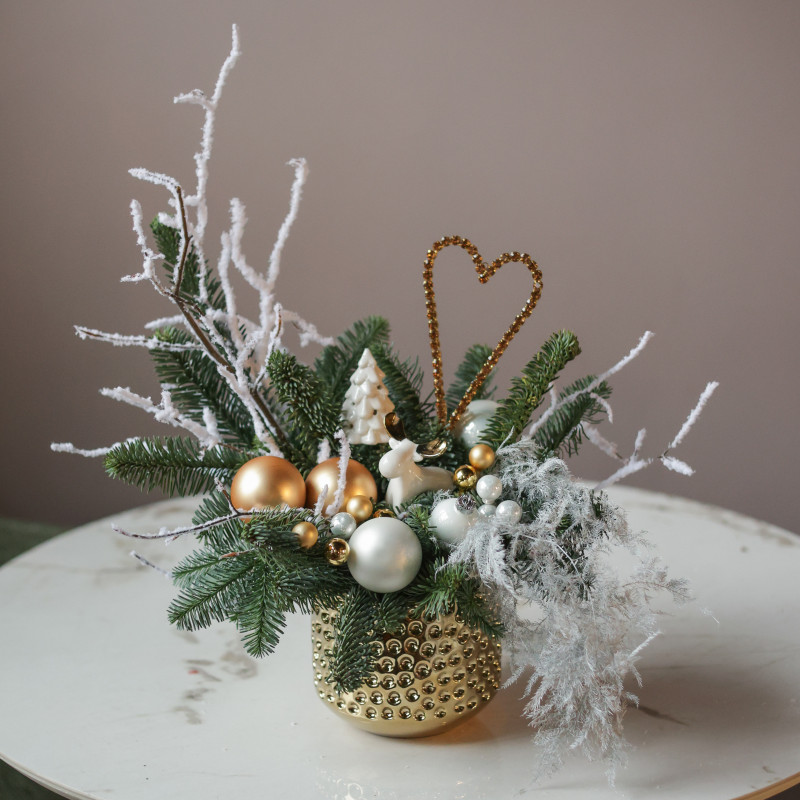 Композиция в золотом кашпо с бело-золотым декором